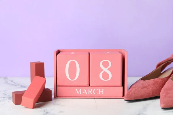 Kalender Med Datum För Internationella Kvinnodagen Skor Och Kosmetika Bordet — Stockfoto