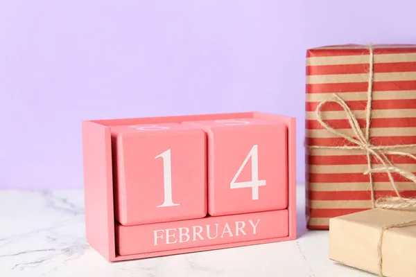 Calendário Com Data Dia Dos Namorados Caixas Presente Mesa Contra — Fotografia de Stock