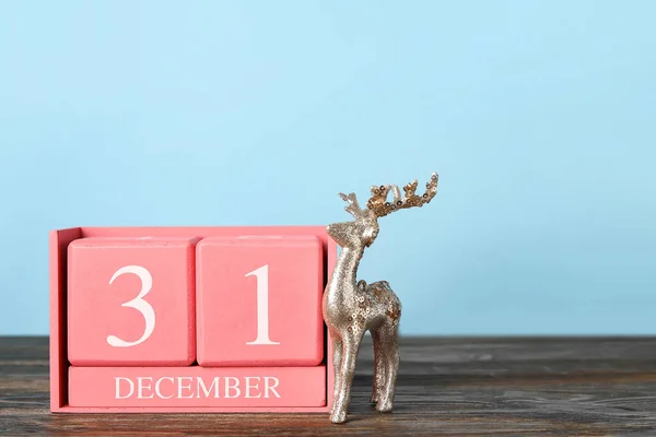 Calendar Date New Year Toy Reindeer Table Color Background — Stock Photo, Image