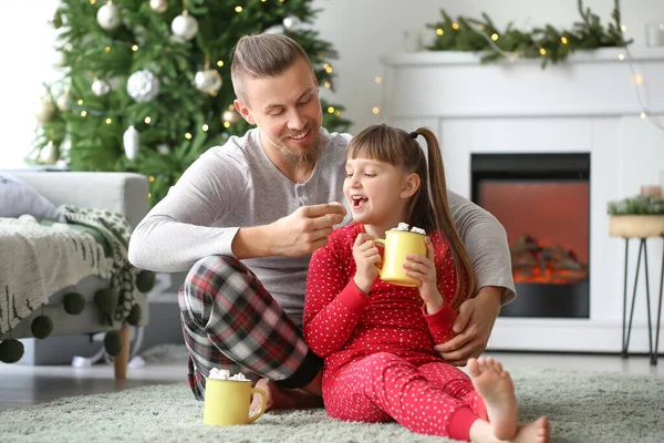Lycklig Dotter Och Far Med Koppar Varm Kakao Och Marshmallow — Stockfoto