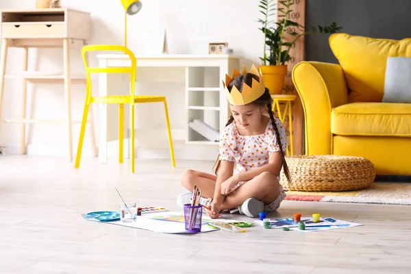 Cute Little Girl Paper Crown Painting Floor Home — Stock Photo, Image