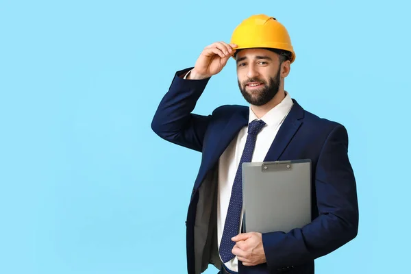 Wirtschaftsingenieur Festmütze Mit Klemmbrett Auf Blauem Hintergrund — Stockfoto