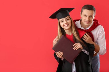 Renkli arka planda babası olan mutlu bir kız öğrenci.