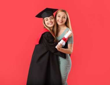 Annesinin renkli geçmişiyle mutlu bir kız öğrenci.