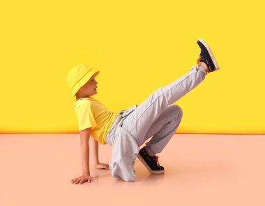 Renkli arka planda dans eden küçük çocuk