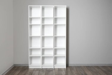 Işık duvarının yanındaki boş raf ünitesi