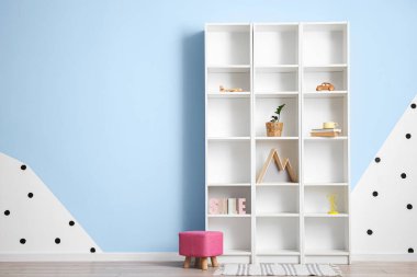 Modern raf ünitesi ve pouf odada