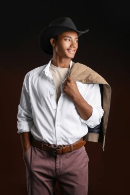 Siyah arka planda yakışıklı Afro-Amerikalı adam.