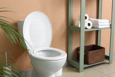 Temiz modern tuvaletin içi.