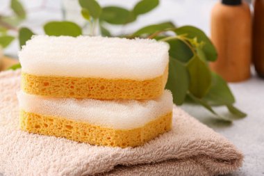 Banyo süngeri ve havlu masanın üstünde, yakın plan.