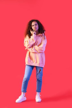 Renkli kapüşonlu, düşünceli, Afro-Amerikalı bir kadın.