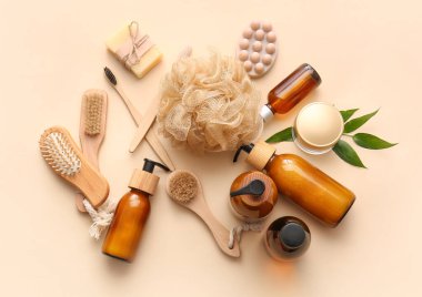 Banyo malzemeleri ve bej arka planda fırçalar.