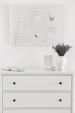 Lavanta buketli beyaz çekmeceler ve arka planda tahta.