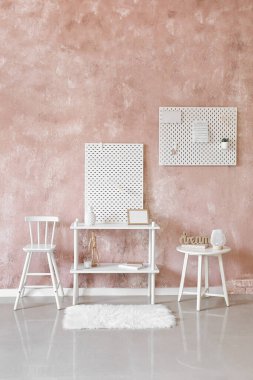 Pembe desenli arka planda tahta olan şık bir raf.