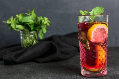 Karanlık arka planda bir bardak soğuk kokteyl.