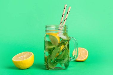 Arka planda limon ve nane aromalı Mason kavanozu