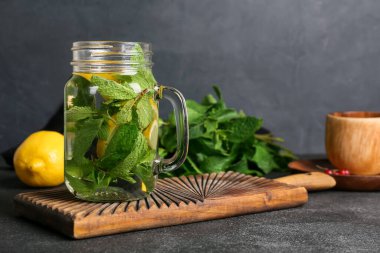 Arka planda naneli ve limonlu Mason kavanozu.