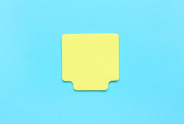 Renk arkaplanı üzerine yapışkan notlar