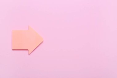 Pembe zemin üzerinde ok şeklinde yapışkan not kağıtları