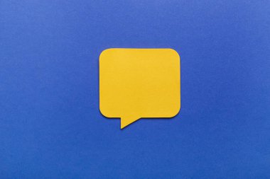 Mavi arkaplanda konuşma balonu şeklinde yapışkan notlar