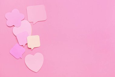 Pembe arkaplanda farklı yapışkan notlar