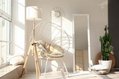 Kaktüslü şık bir oturma odası.