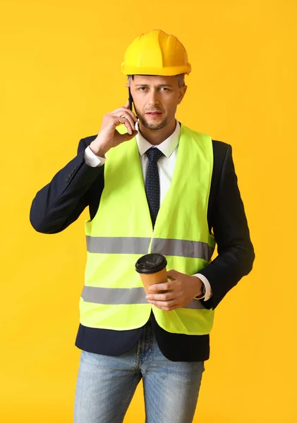 Arquitecto Masculino Hablando Por Teléfono Sobre Fondo Color —  Fotos de Stock