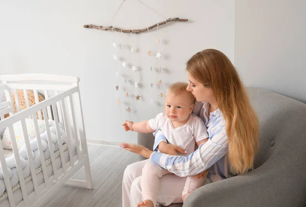 Ung Mamma Med Hennes Söta Lilla Bebis Som Sitter Fåtöljen — Stockfoto