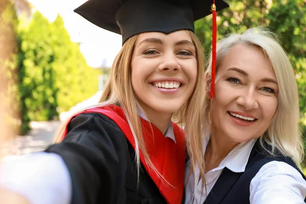 毕业那天 她和母亲在一起的快乐年轻女子 — 图库照片