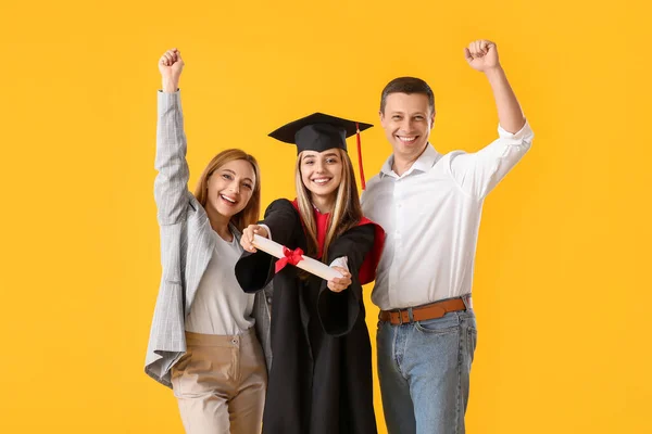 Boldog Női Diplomás Diák Szüleivel Színes Háttér — Stock Fotó