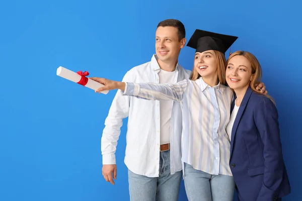 Boldog Női Diplomás Diák Szüleivel Színes Háttér — Stock Fotó