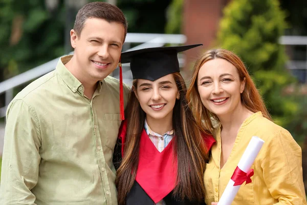 Felice Giovane Donna Con Suoi Genitori Giorno Della Laurea — Foto Stock