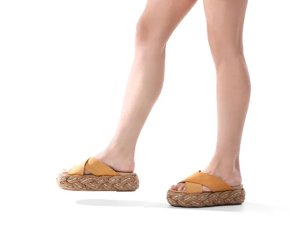 Vrouwelijke Benen Trendy Sandalen Witte Achtergrond Close — Stockfoto