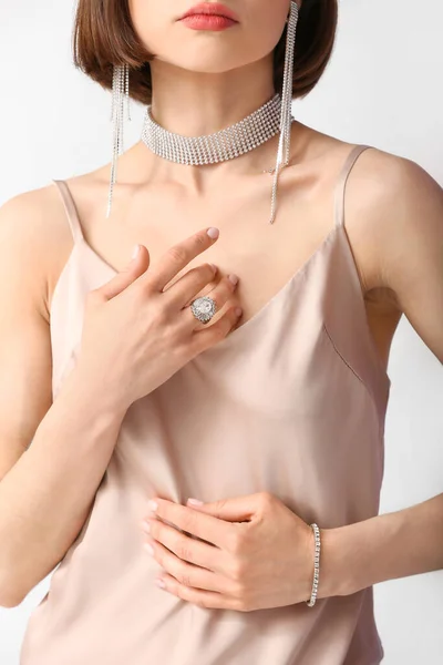 Elegante Vrouw Met Trendy Sieraden Witte Achtergrond Close — Stockfoto