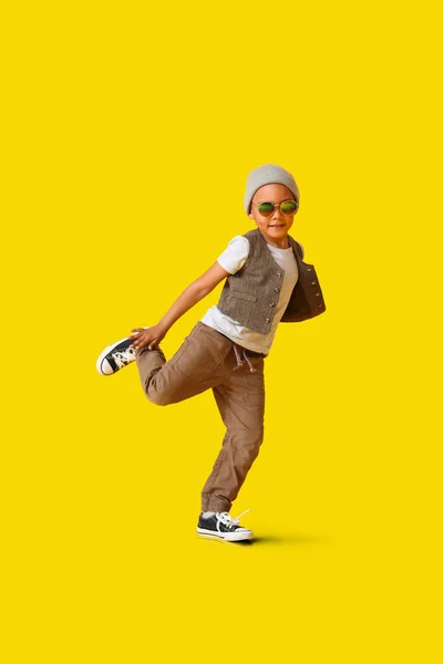 Lindo Niño Afroamericano Bailando Sobre Fondo Color — Foto de Stock