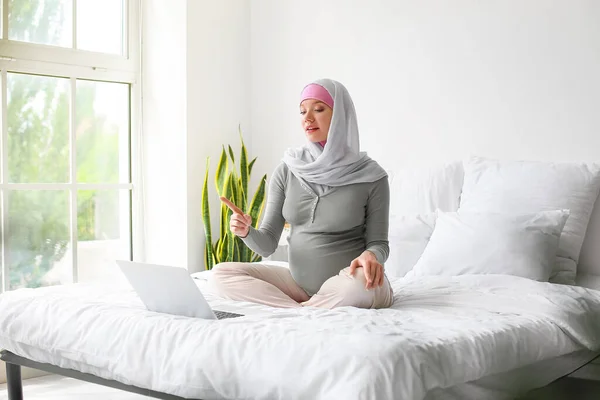 Mulher Muçulmana Grávida Com Laptop Meditando Cama Casa — Fotografia de Stock
