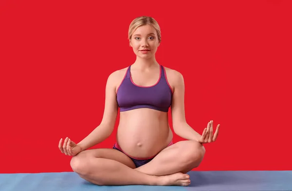 Young Pregnant Woman Meditating Red Background — Stock Photo, Image