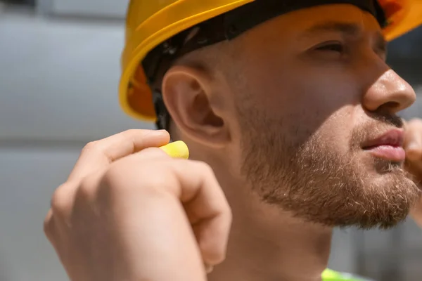 Trabalhador Masculino Colocando Plugue Ouvido Livre Close — Fotografia de Stock