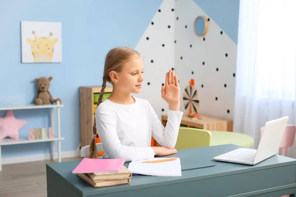 Kleines Mädchen Lernt Hause Online — Stockfoto