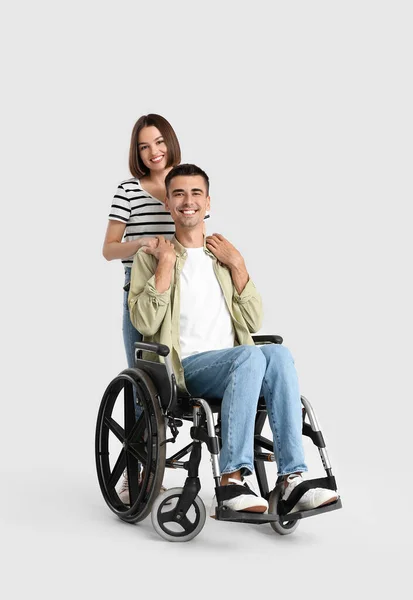 Mladý Muž Invalidním Vozíku Jeho Žena Lehkém Pozadí — Stock fotografie