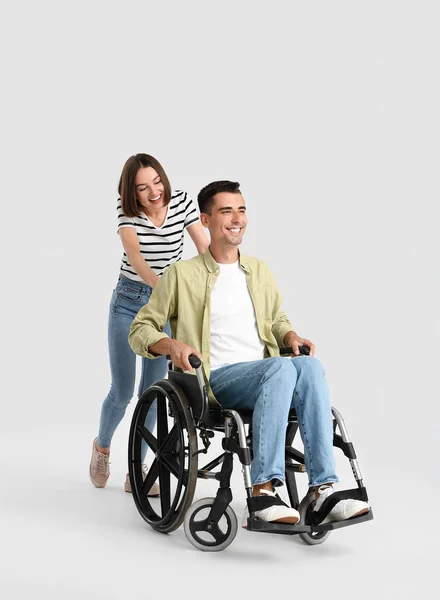 坐轮椅的年轻人和他的妻子身材矮小 — 图库照片