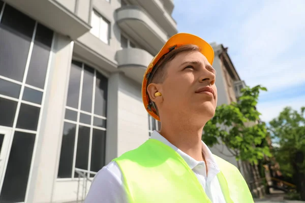 Young Builder Earplugs Outdoors — Stock Photo, Image