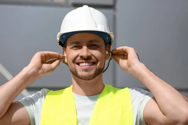 Construtor Masculino Colocando Tampões Ouvido Livre — Fotografia de Stock