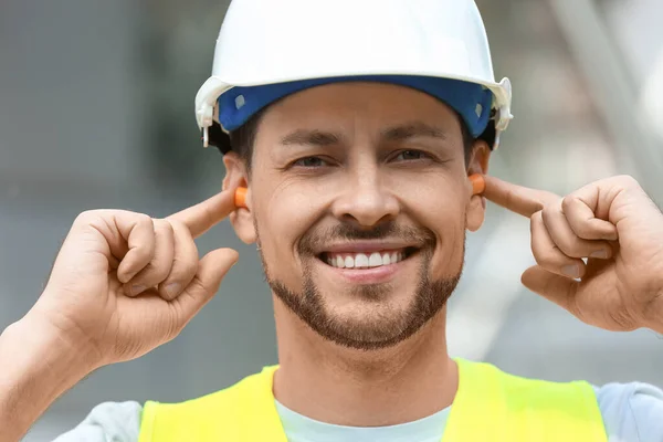 Trabalhador Masculino Colocando Tampões Ouvido Livre Close — Fotografia de Stock