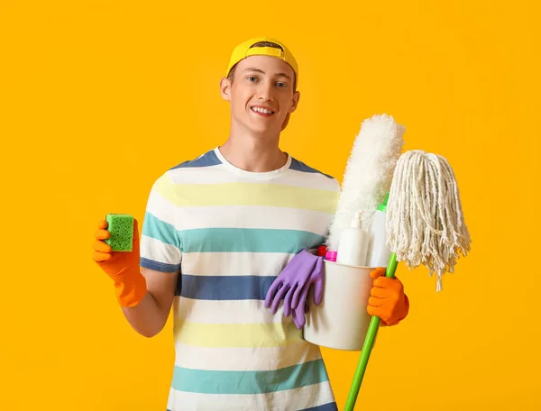 Bonito Homem Com Suprimentos Limpeza Fundo Amarelo — Fotografia de Stock