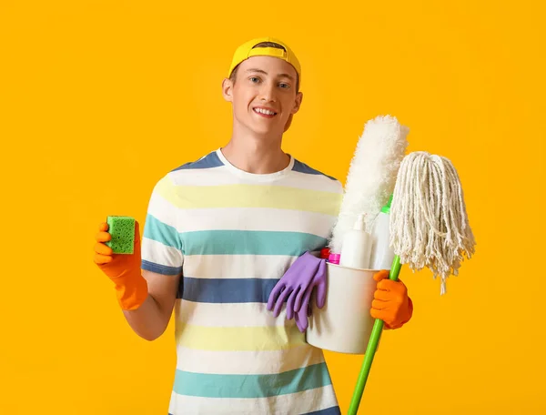 Hombre Guapo Con Artículos Limpieza Sobre Fondo Amarillo — Foto de Stock