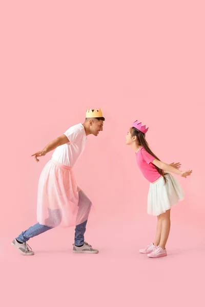 跳舞的男人和他的小女儿在彩色背景下 — 图库照片