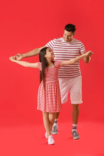 Dansande Man Och Hans Lilla Dotter Färg Bakgrund — Stockfoto