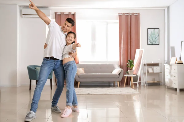 Hombre Hijita Bailando Casa —  Fotos de Stock