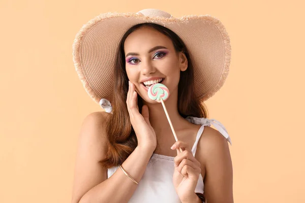 Hermosa Mujer Joven Sombrero Con Piruleta Dulce Sobre Fondo Beige — Foto de Stock